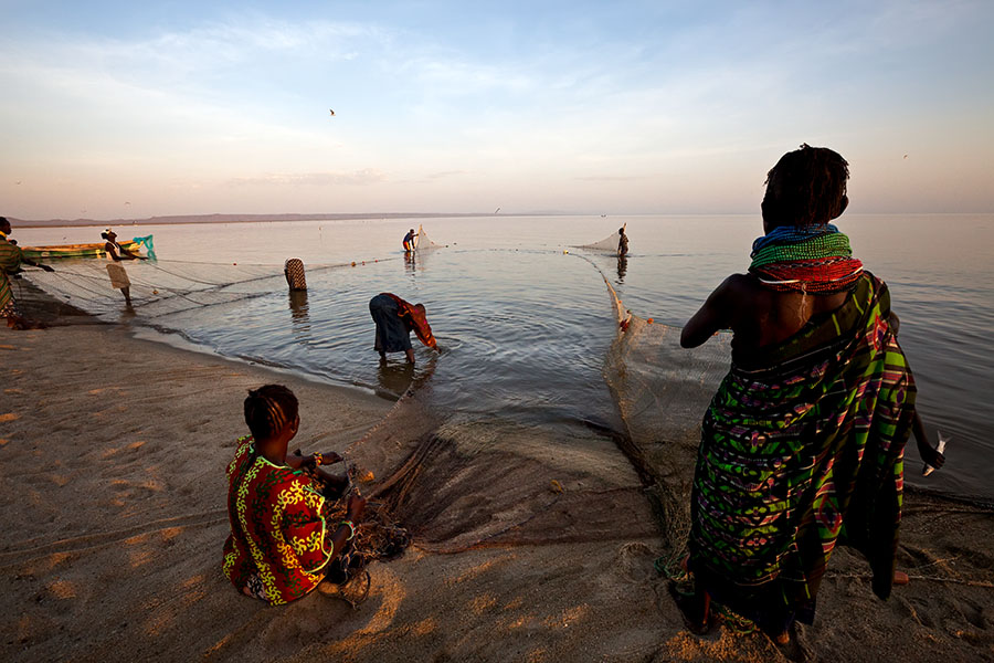  Fishermen and women at Ferguson bay   Turkana lake